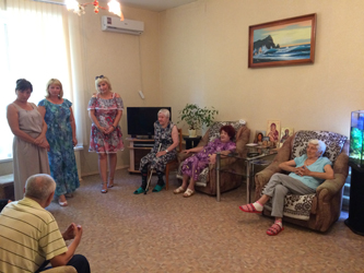 Светлана Глухова встретилась с пожилыми людьми